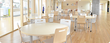 生徒の皆さんは、この円卓を囲んでどんな夢を語り合うのでしょうか？