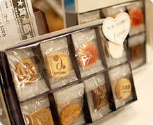 洋菓子店コロンバンとつくった文教オリジナルクッキーも売ってます。
