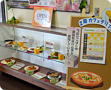 2階食堂の入口には、食券自動販売機。食券はこちらで。